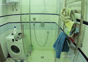 Tall guest manages to fuck petite GF right in shower