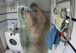 Tall guest manages to fuck petite GF right in shower
