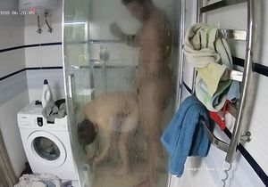 Tall guest manages to fuck petite GF right in shower