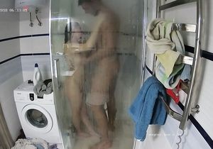 Tall guest manages to fuck petite GF right in shower