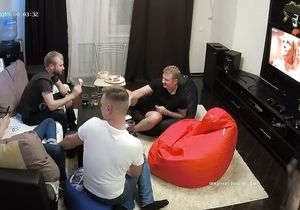 I invite friends home to film the blowjob by the blonde