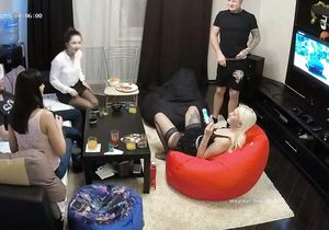 I invite friends home to film the blowjob by the blonde