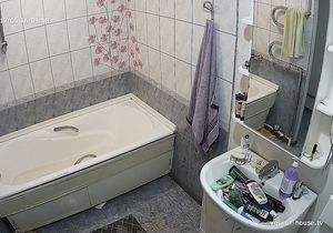Photographer and his naked girlfriend exploit my bath