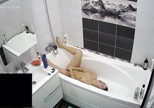 I catch roommate masturbating in bath by using camera