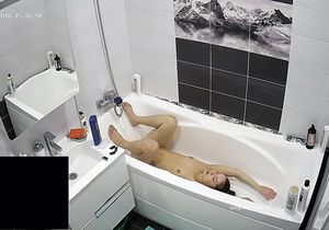 I catch roommate masturbating in bath by using camera