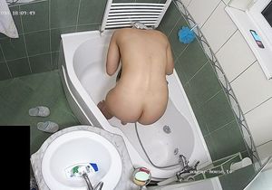 Teen washes head and gives me perfect view of her ass