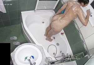 Teen washes head and gives me perfect view of her ass