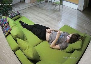 I don't hesitate to spy on roommate who masturbates