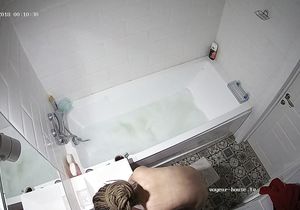 Curvy hottie relaxes solo in amazing bubble bath