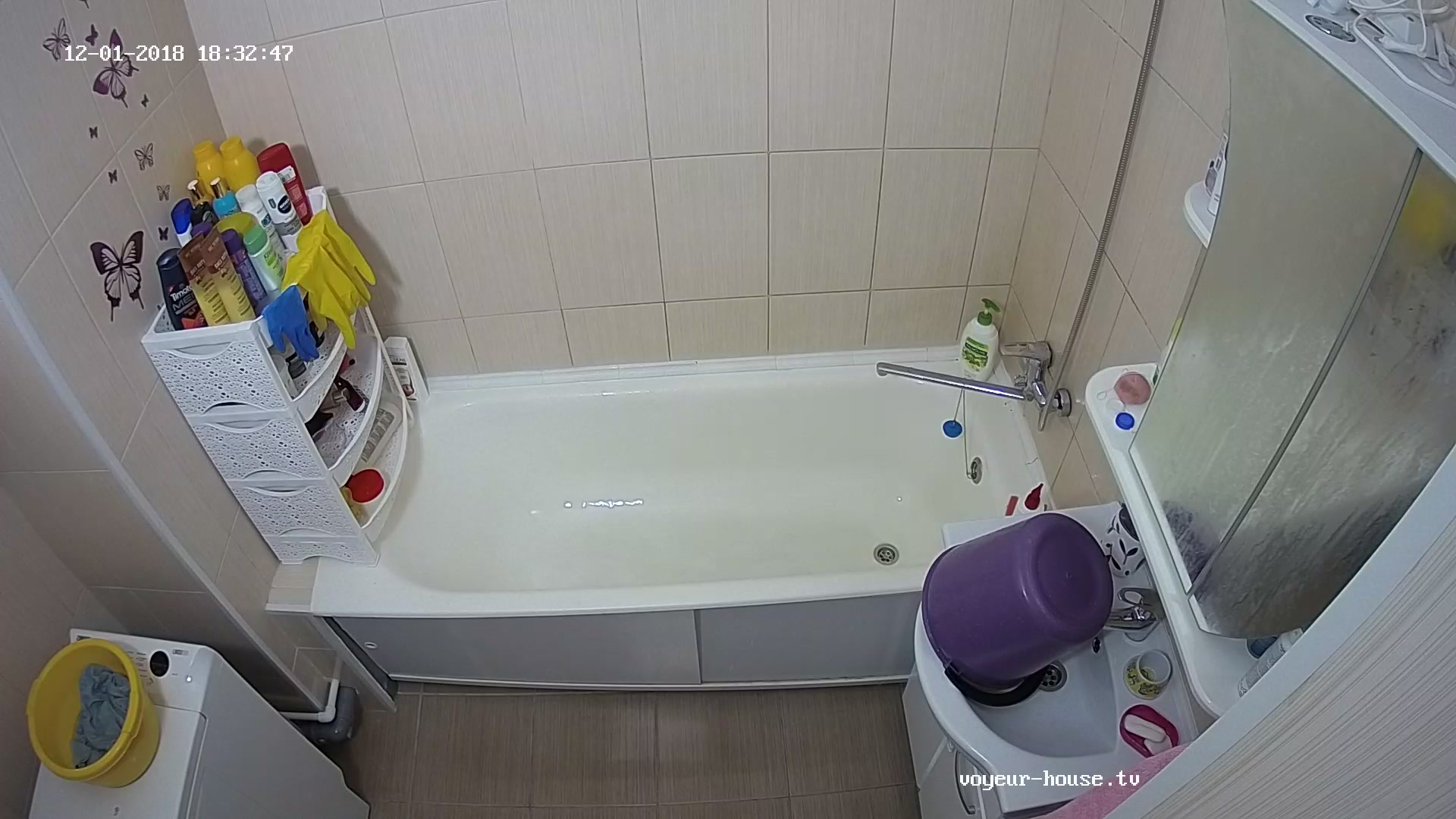 I peep on the girl taking shower and masturbating