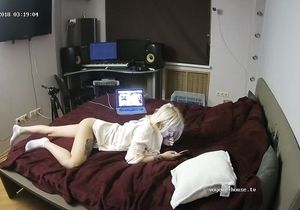 I'm ready to cum watching the girl with naked ass