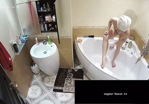 Resident takes bath and makes me drool trimming pussy