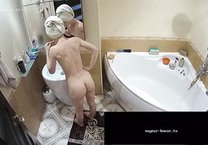 Resident takes bath and makes me drool trimming pussy