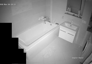 Babe gets out of bathtub making way for fucker