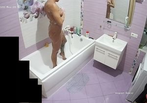 Babe gets out of bathtub making way for fucker