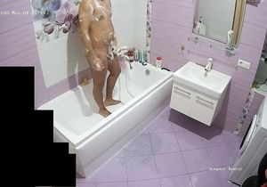 Babe gets out of bathtub making way for fucker