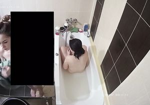 I don't mind if girlfriend and bestie take bath together