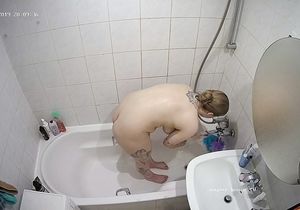 Spying this hot brunette in the bath